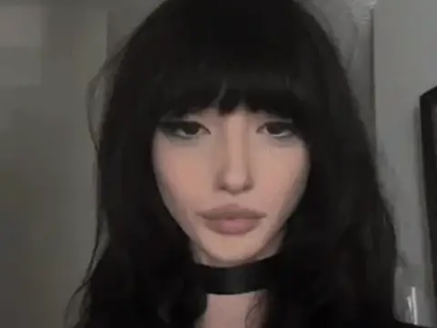 Dark Haired Choker